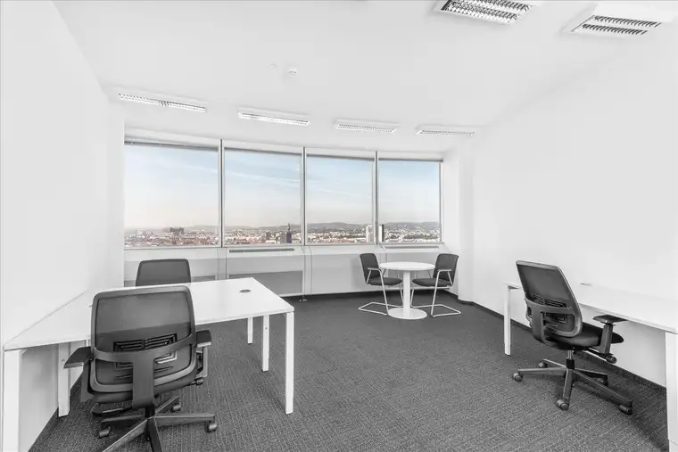 All-inclusive-Zugang zu professionellen Büroräumen für 5 Personen in Regus Millennium Tower 