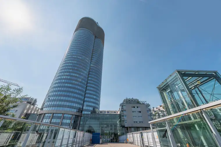 All-inclusive-Zugang zu professionellen Büroräumen für 1 Person in Regus Millennium Tower 