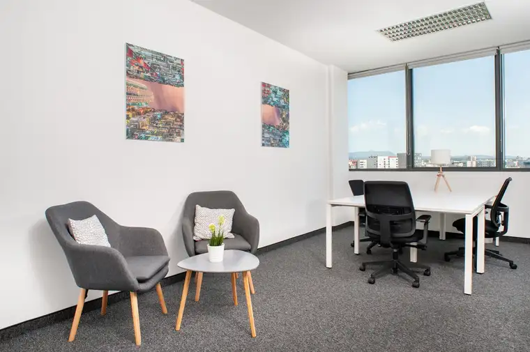 Privater Büroraum für 3 Personen in Regus DC Tower