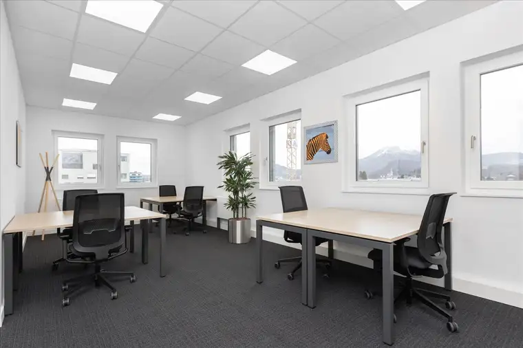 Großraumbüro in SalzbuBeziehen Sie einsatzbereite Großraumbüros für 10 Personen in Regus Airport West