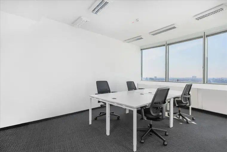 Privater Büroraum für 4 Personen in Regus Millennium Tower 