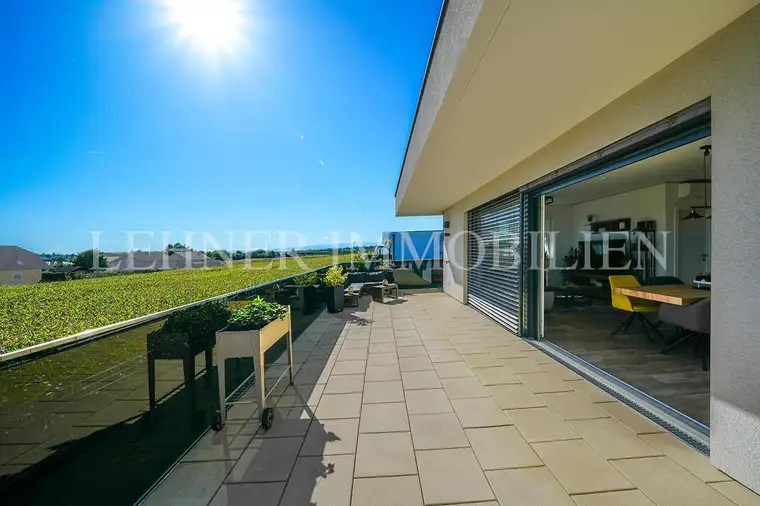 * ATTRAKTIVES PENTHOUSE MIT 56 M² GROSSER SÜDTERRASSE UND HERRLICHEM BLICK AUF DIE KORALPE *