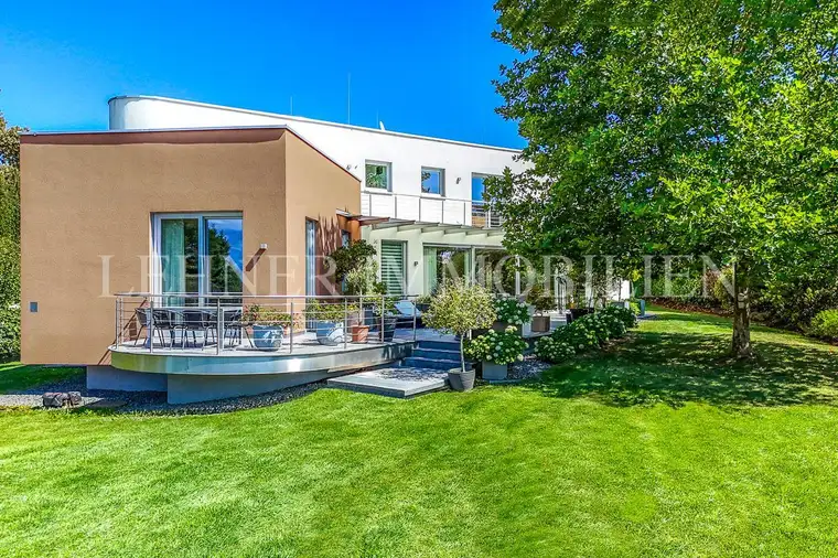 * LIEBOCH - TOP LAGE * ARCHITEKTUR, GROSSZÜGIGKEIT &amp; PRIVATSPHÄRE - EXKLUSIVE VILLA AUF 1.732 M² IN RUHIGER AUSSICHTSLAGE *