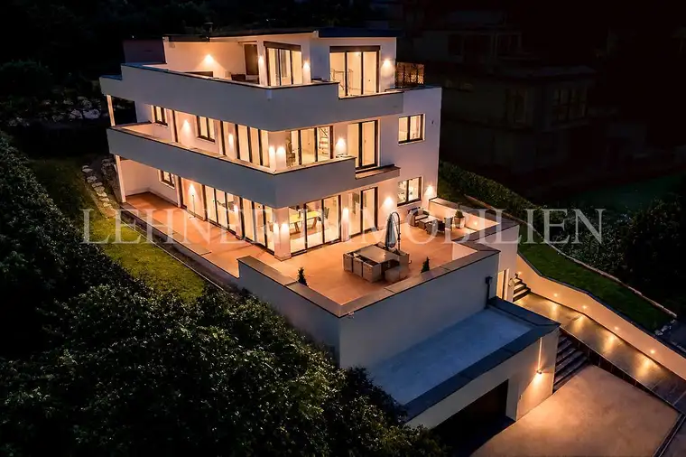 * GRAZ GÖSTING * EXKLUSIVE VILLA IN RUHIGER AUSSICHTSLAGE MIT BEEINDRUCKENDEM PLATZANGEBOT &amp; SEPARATER PRAXIS- ODER BÜROEINHEIT *