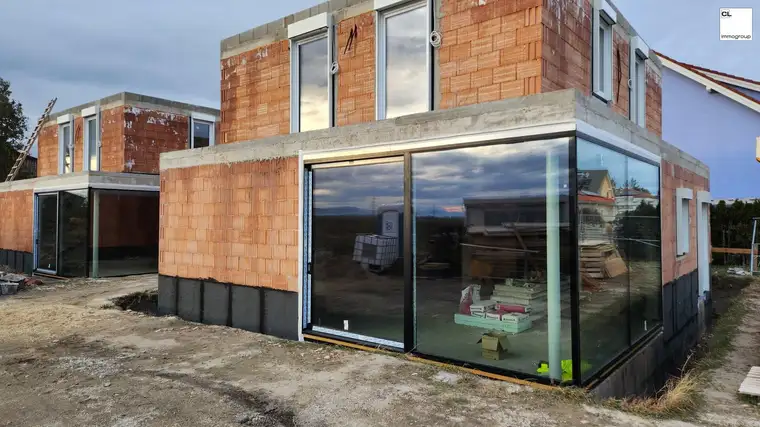 Tolles Einfamilienhaus mit Riesenglasfenstern und Poolmöglichkeit In Himberg