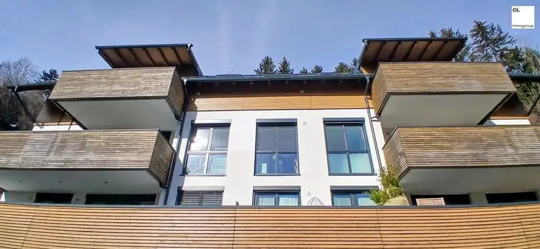 Terrassenwohnung mit Penthaus-Charakter - tolle Lage, schöne Aussichten, ideale Südwest-Ausrichtung, offene, topausgestattete Wohnküche; 2 Garagenstellplätze