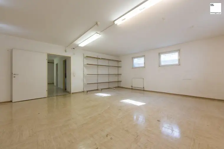 Vielseitig nutzbare Lagerfläche mit Garage, Kantinenbereich und überdachten Vorplatz zu verkaufen