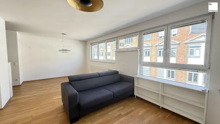Moderne 2-Zimmer-Wohnung mit Klima und Stellplatz ab Mitte Juli!