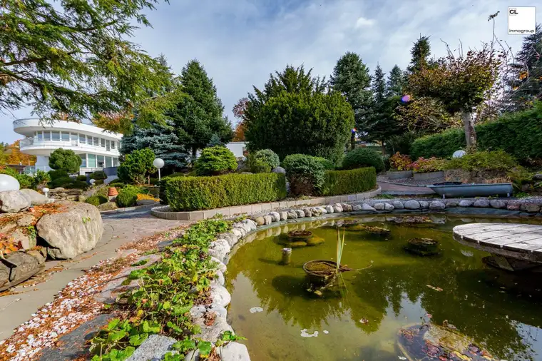 Jenseits des Gewöhnlichen – VILLA mit magischer Gartenanlage