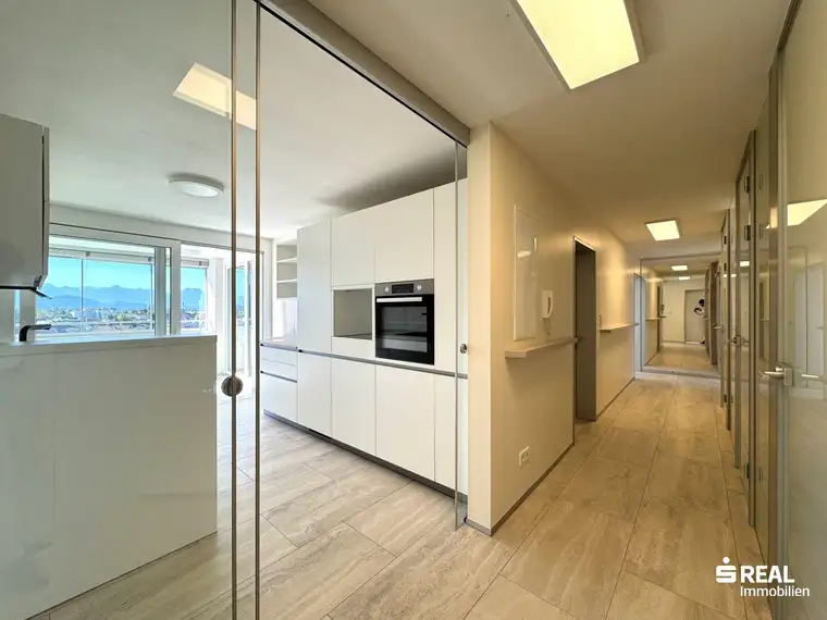 Hochwertig sanierte 4-Zimmer-Wohnung mit großer Loggia &amp; Balkon