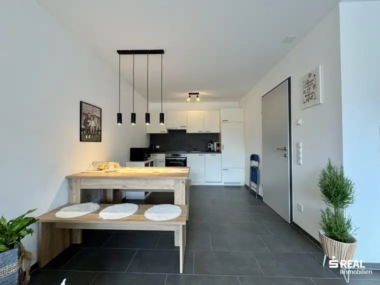 Neuwertige 2-Zimmerwohnung mit Balkon &amp; Tiefgarage
