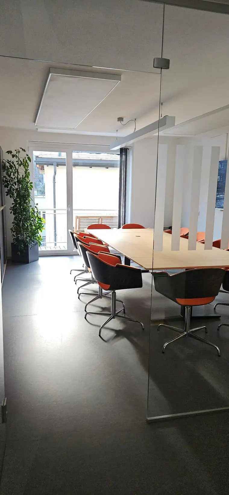 Landeck: Büro- und Gewerbefläche für Dienstleistungsbetriebe oder Arzt-/Therapieeinrichtungen zu vermieten (460 m²) und 15 Parkplätzen