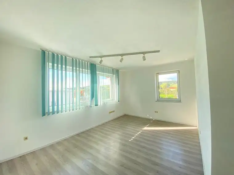  BÜRO MIT PARKPLATZ UND AUSBLICK INS GRÜNE