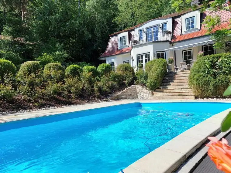 Repräsentative Villa mit großzügigem Garten und Pool
