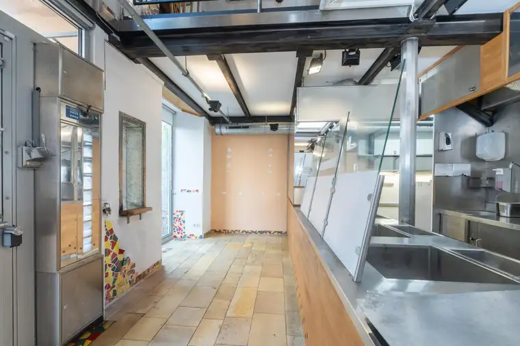Vielfältige Gastronomie - vollausgestattet, mit 30 Platz Schanigarten, Lager, ABLÖSEFREI, langfristige Pacht