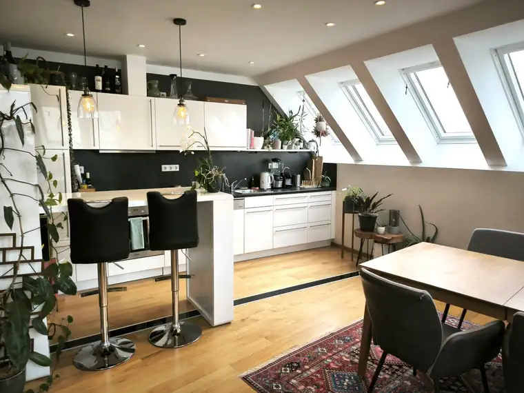 Stilvolle Dachgeschosswohnung mit Charakter – generalsaniertes Jahrhundertwendehaus nahe Donaukanal &amp; Augarten