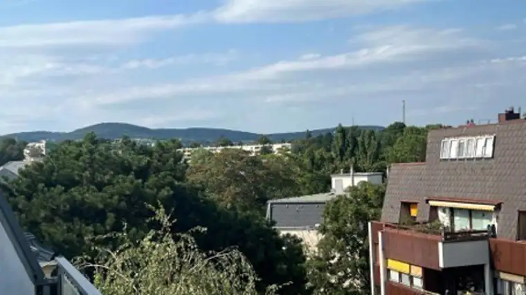 DG-Wohnung mit Balkon am Rande der begehrten Cottage-Viertels 