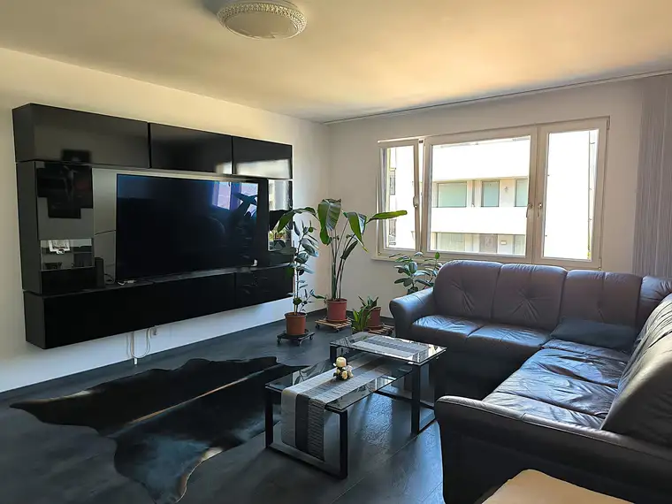 Voll möblierte Wohnung in Ruhelage bei U3 - mit PKW Stellplatz