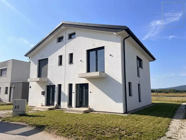 Heller Familiensitz mit harmonischem Grünblick