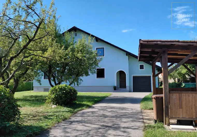 Großzügiges Zweifamilienhaus mit sonnigem Grundstück