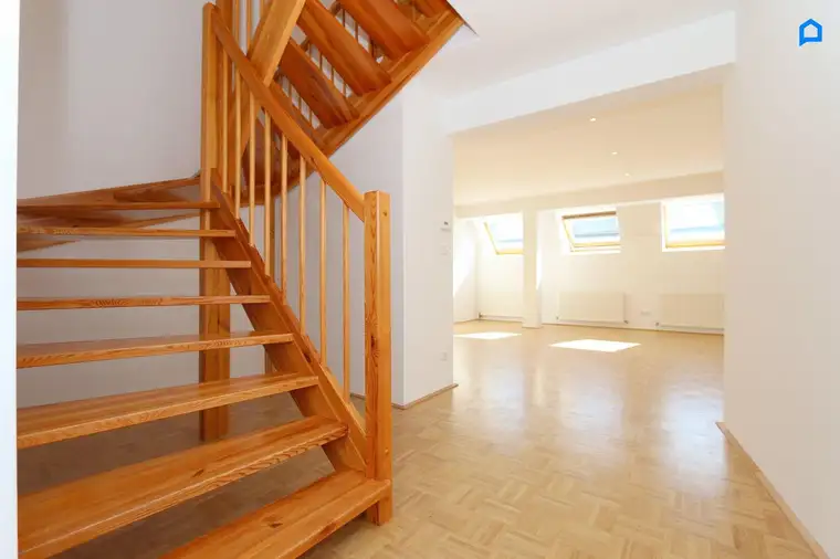 +Helle + ruhige + Dachgeschoss Maisonette+ Klimaanlage + in renoviertem Jahrhundertwendehaus+Komplett sanierter Erstbezug + 4.Liftstock + Kellerabteil+