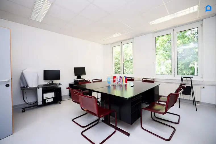 +Modernes Büro ca. 297 m² ,15-20 Räume insgesamt möglich, Teeküche, Toiletten, optionale PKW Stellplätze, optionaler Keller+