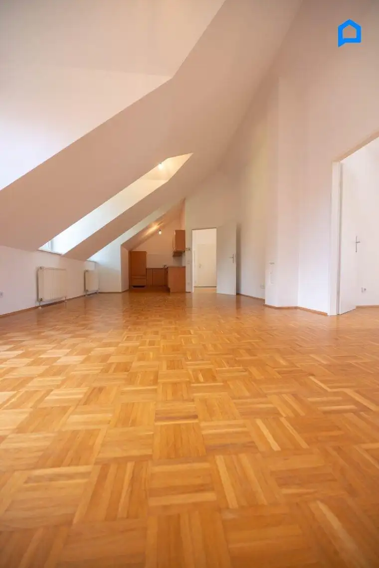 Ruhige und helle, gemütliche 3 -Zimmer + mit 36 m² Wohnküche und 7,8 m² Balkon + grüner Innenhof, Wiengrenze, ruhig, 1. OG, Dachgeschoss,