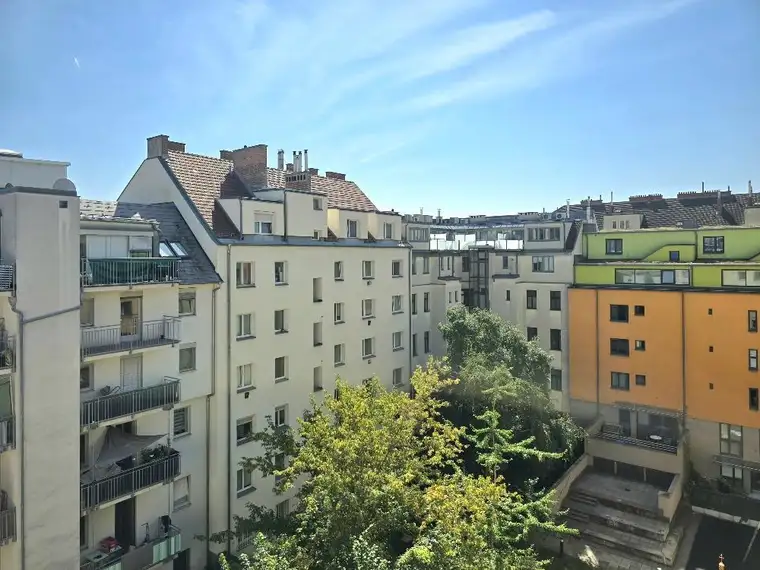 Helle 4-Zimmer Wohnung mit Loggia und privater Garage