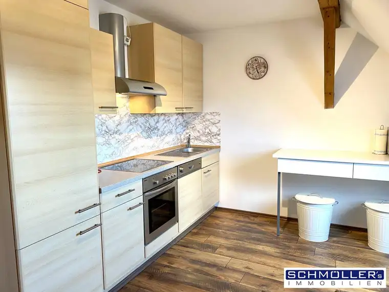 Möblierte 2-Zimmer-Dachgeschosswohnung mit Parkplatz und Gartennutzung