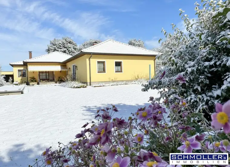 Großzügiger Bungalow mit Nebengebäude