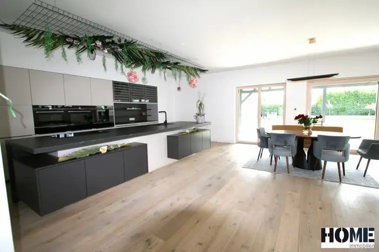 exklusiver Bungalow, mit viel Platz für Familie und Fuhrpark, entspannen Sie am Pool