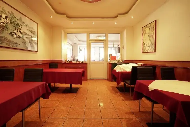 NAHE U1: Großes Wohnhaus mit Restaurant (kein Betrieb) im EG