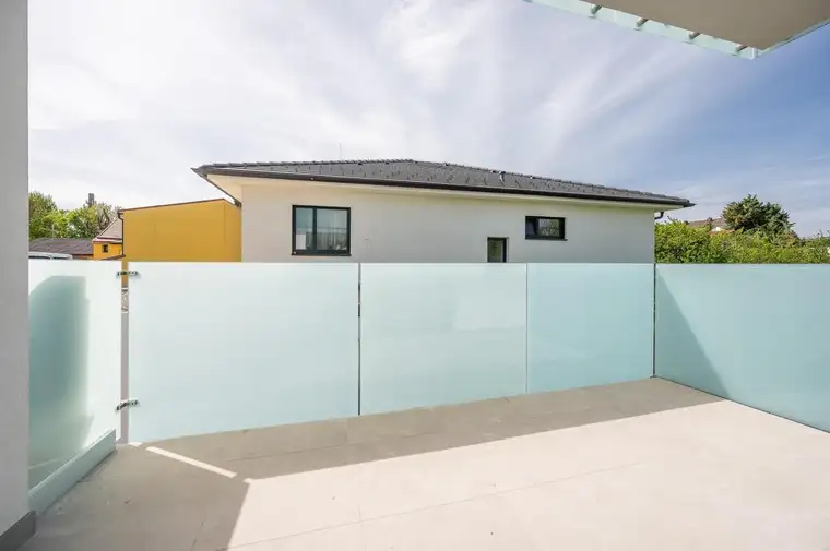 Neubau - großer Balkon - Erstbezug - hochwertige Küchenausstattung - Carport - bei Baden