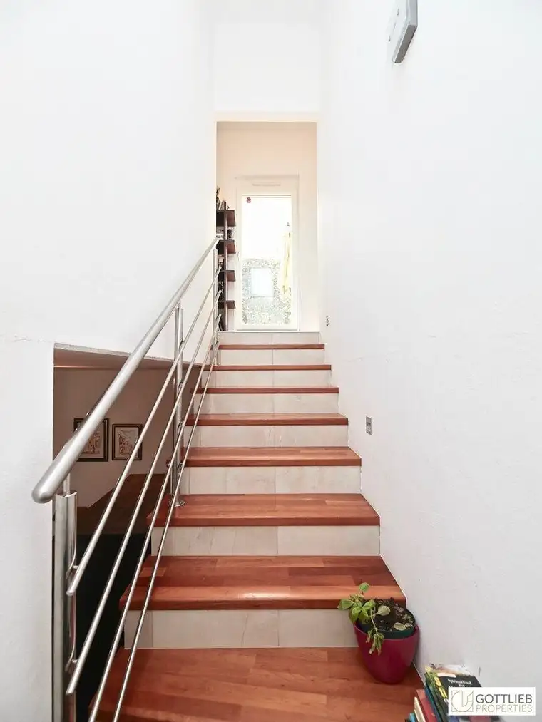 Stadtgrenze von Wien! Elegantes Einfamilienhaus mit uneinsehbarem Garten, restauriertem Weinkeller und Doppelgarage