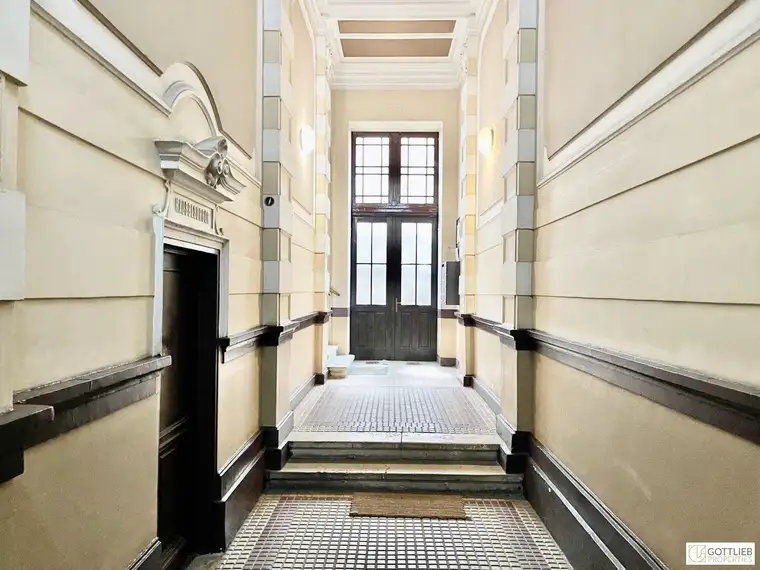 Klassisches Mittelzinshaus mit 100% Leerstand und bewilligtem zweigeschossigen Dachgeschoss-Ausbau mit Dachterrasse