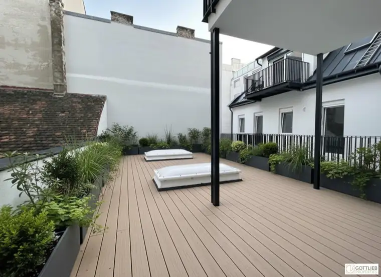 Erstbezug in U-Bahn-Nähe! Liebevoll generalsanierte 3-Zimmer-Wohnung mit Loggia und Terrasse in Gründerzeithaus