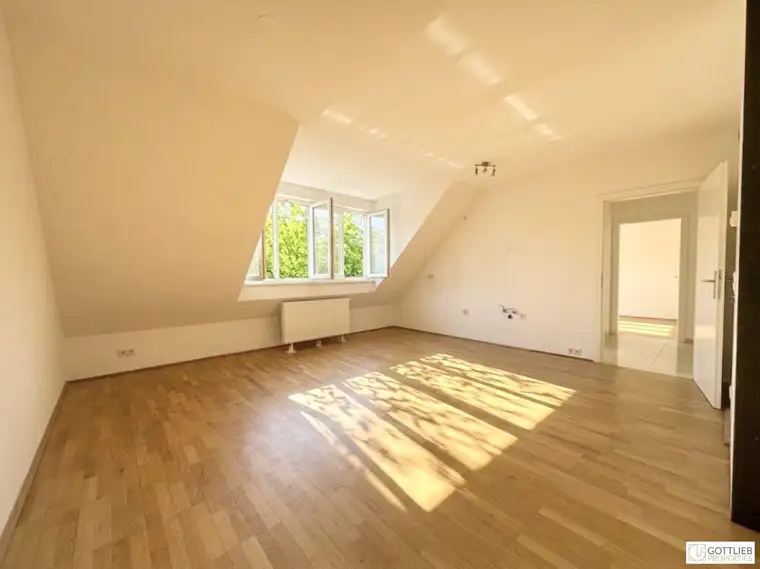 Grünruhelage nahe Raimundtheater! Lichtdurchflutete und barrierefreie 3-Zimmer-Dachgeschoss-Wohnung mit Parkblick