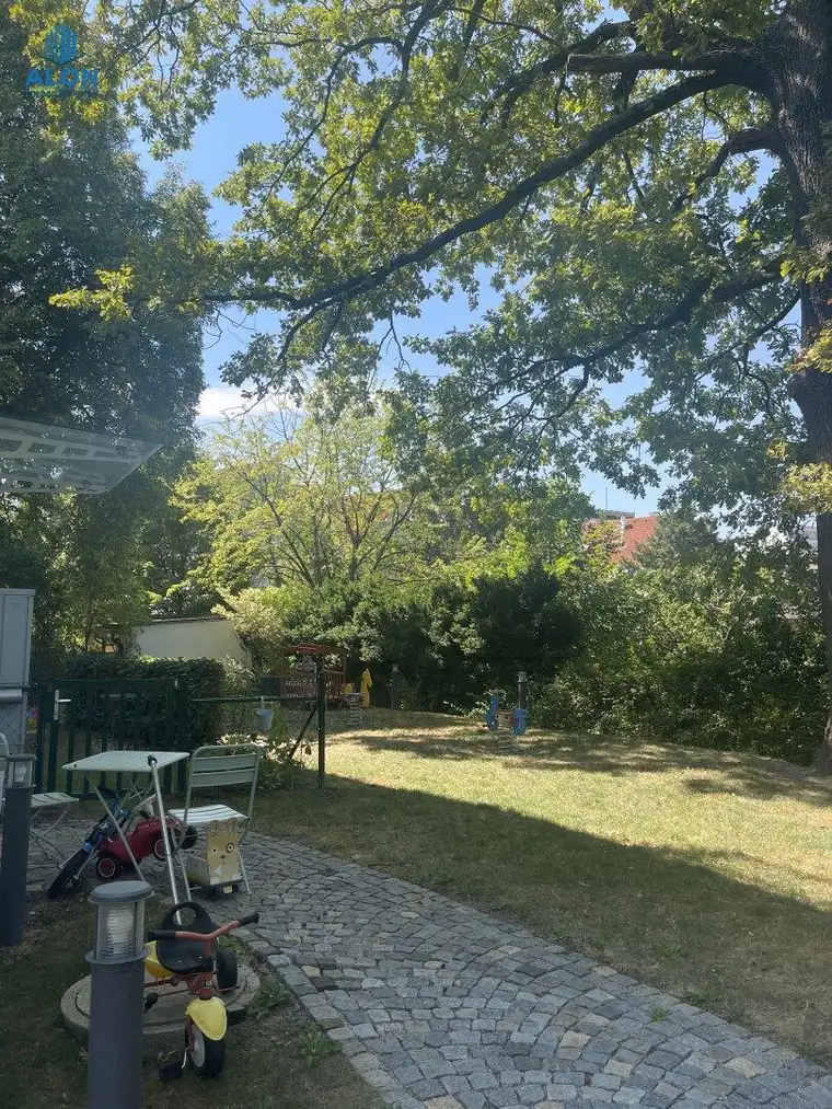 Exklusives Wohnen - Dachgeschosswohnung mit Balkon &amp; Stellplatz