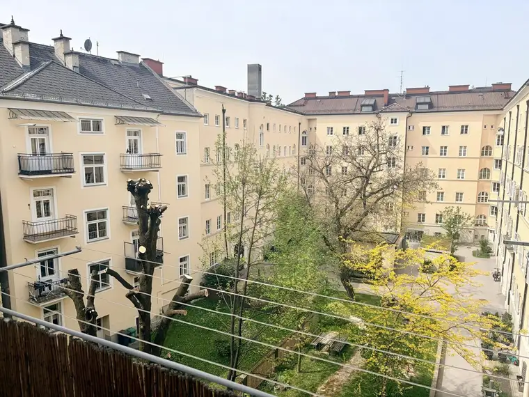 Exklusive 4 Zimmer Altbauwohnung in zentraler Lage
