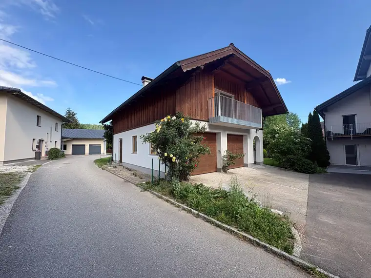 Kleines Haus mit großem Potenzial – 2 Garagen, Lager &amp; Wohnung nahe Attersee