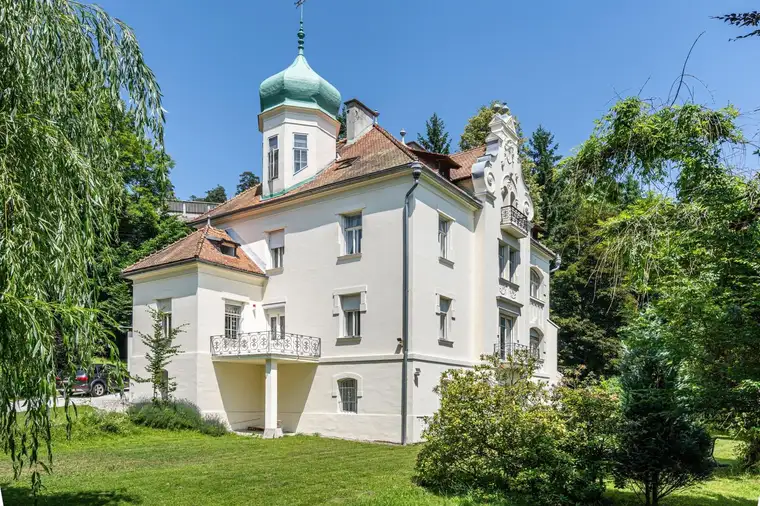 Elegant art nouveau villa with a view of Lake Wörthersee. Elegante Villa mit Wörthersee-Blick