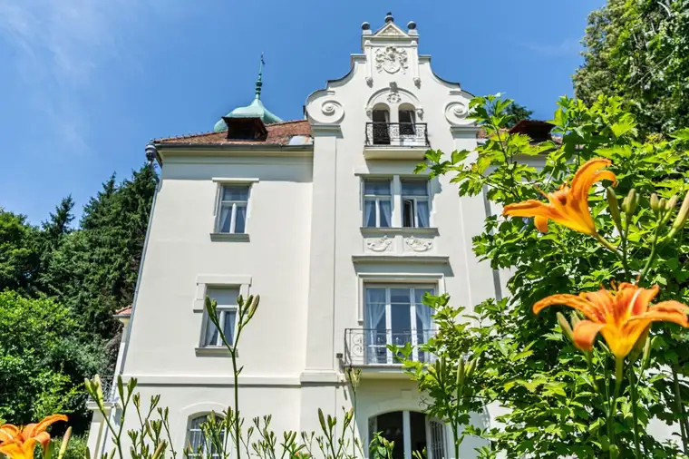 Elegante Villa mit Wörthersee-Blick. Elegant art nouveau villa with a view of Lake Wörthersee.