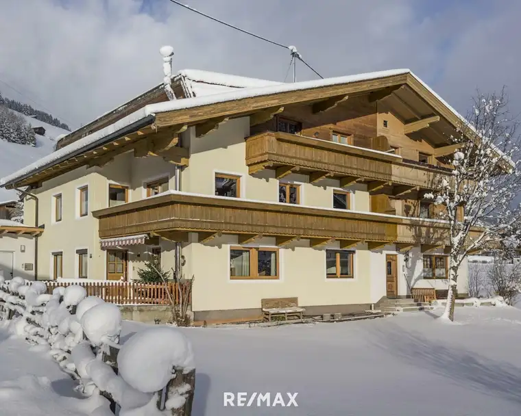 Hochattraktives Appartementhaus in Tiroler Landhausstil in Zentrumslage
