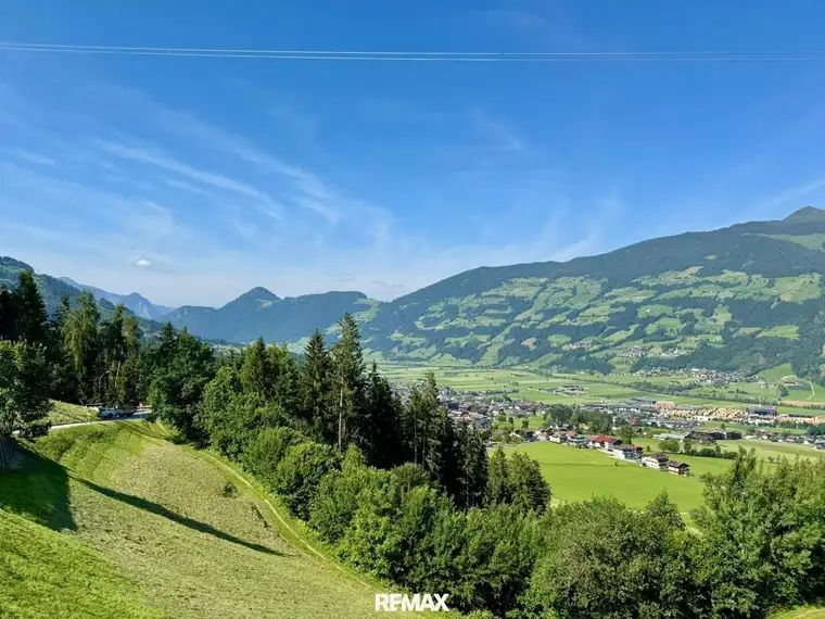 PREISUPDATE im Zillertal – aussichtsreiches Baugrundstück mit attraktiver Widmung &amp; hoher Bebaubarkeit