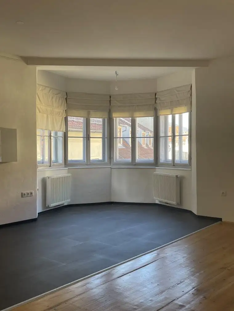 Attraktive Bürofläche in der Innenstadt mit Blick auf das Glockenspiel und den Uhrturm