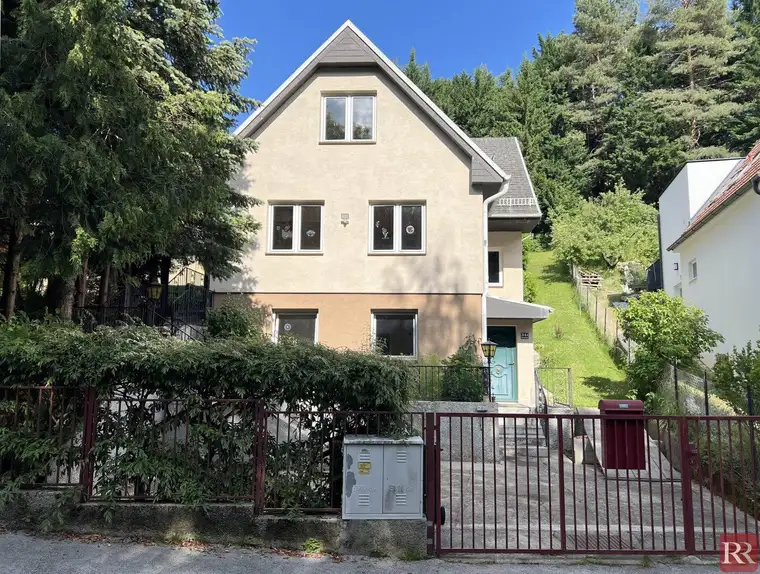 Einfamilienhaus auf großem Grund mit Sanierungsbedarf