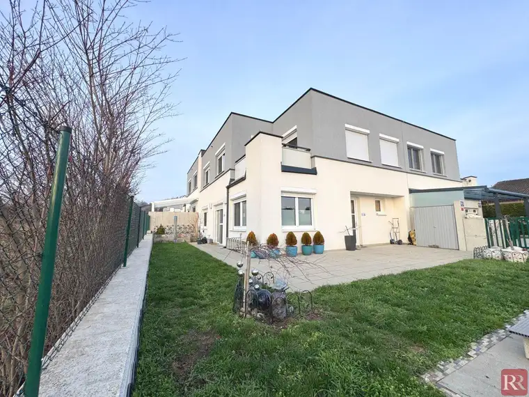 Modernes Eckreihenhaus mit Garten, Terrasse &amp; 2 Carports in Ruhelage