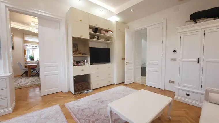 NEUWERTIGER ALTBAUCHARME MIT LUXUSAUSSTATTUNG UND BALKON