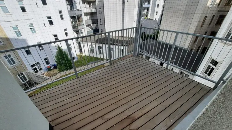 Barrierefrei mit großem Balkon im Gründerzeithaus - sanierungsbedürftig- direkt an der U1
