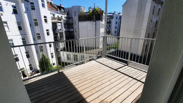 Barrierefrei mit großem Balkon im Gründerzeithaus - sanierungsbedürftig- direkt an der U1